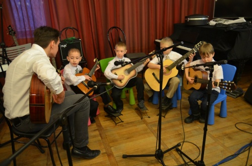 Репетитор и музыкальная школа для ребенка