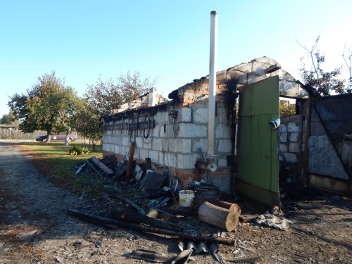 Мужчина получил ожоги спасая автомобиль.