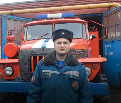 Спасатель МЧС Петриковского района Алексей Ерш в свободное от несения службы время на пожаре спас троих человек