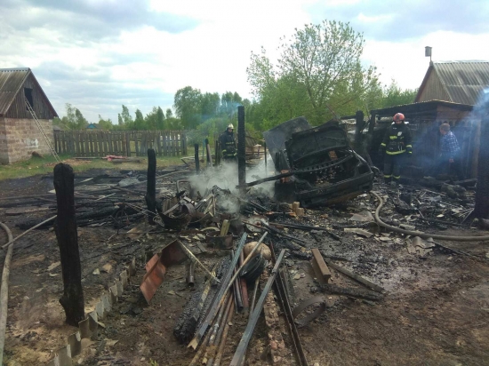 В Птиче сгорел гараж и автомобиль