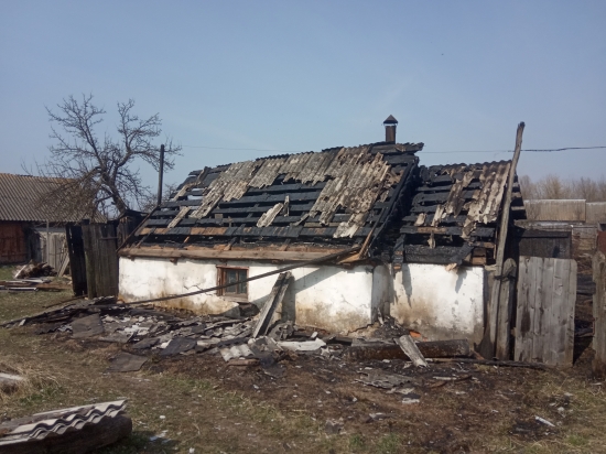 Пожар от костра в Макаричах, сгорело несколько хозпостроек