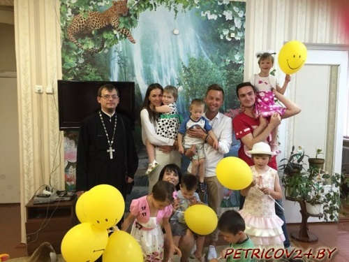 Самая красивая мама в Беларуси Юлия Перегудова, музыкальная группа «Цветы Алоэ» и волонтёрский отряд «Эдельвейс» 12 августа посетили УО «Гомельский детский дом»