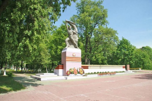 г. ПЕТРИКОВ Городской парк Памятник Герою Советского Союза Чалый Николай Поликарпович