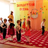 Осень постучалась к нам золотым дождем