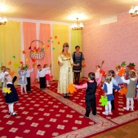 Осень постучалась к нам золотым дождем