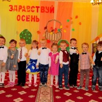 Осень постучалась к нам золотым дождем