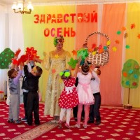 Осень постучалась к нам золотым дождем