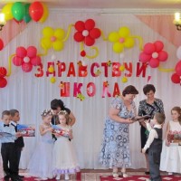 Заведующий Скаковская Л.Н. вручает дипломы выпускника