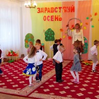 Осень постучалась к нам золотым дождем