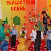Осень постучалась к нам золотым дождем