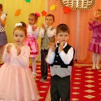 Осень постучалась к нам золотым дождем