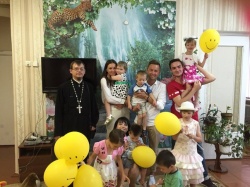 Самая красивая мама в Беларуси Юлия Перегудова, музыкальная группа «Цветы Алоэ» и волонтёрский отряд «Эдельвейс» 12 августа посетили УО «Гомельский детский дом»
